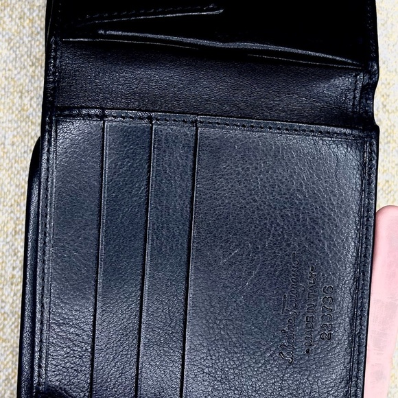 Salvador Ferragamo black bifold wallet. - Picture 4 of 9
